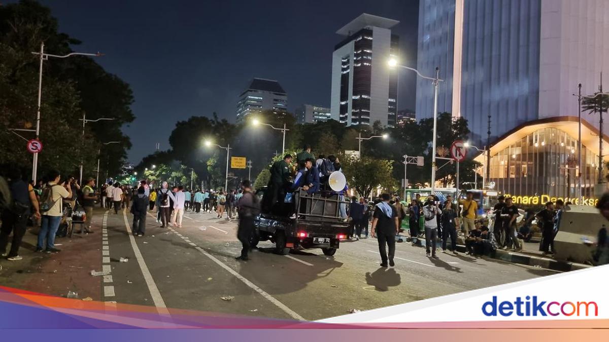 Student demonstration at horse statue in Central Jakarta disbands, traffic returns to normal