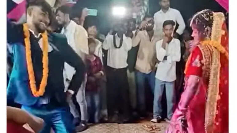 The bride and groom did such a dance on Bhojpuri song, when they saw these people said – what a joke!