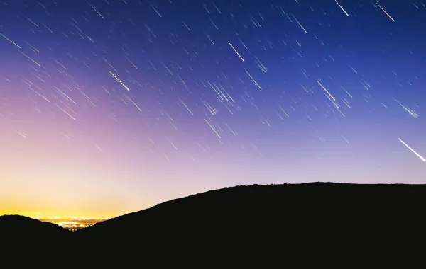 عرض سماوي فريد.. شهب الجباريات تضيء سماء السعودية