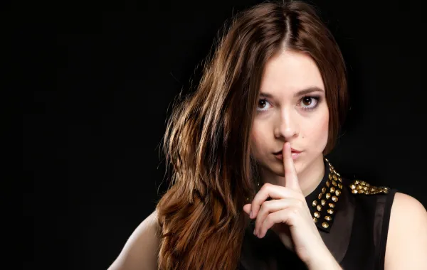 5 صفات للشخصية الغامضة.. لماذا تجذب الآخرين رغم قلة حديثها؟