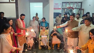 CM Nayab Saini celebrated Diwali with his wife at a nursing home, also sparklers and crackers bursting – CM Nayab Saini celebrated Diwali with his wife at a nursing home, also sparklers and crackers