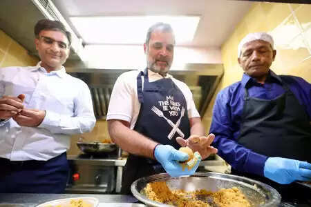 On Diwali, Rahul Gandhi reached the historic ‘Ghantewala’ shop of Old Delhi, made Imarti and laddu himself.