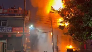 A massive fire broke out in a showroom in Gurugram, two fire officials brought it under control – Gurugram showroom fire department responds quickly