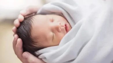 كيف تتعاملين مع فتحات اليافوخ في رأس مولودك حتى تمام انغلاقها؟
