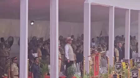 Chief Minister Fadnavis paid tribute to the martyred policemen, presented a wreath