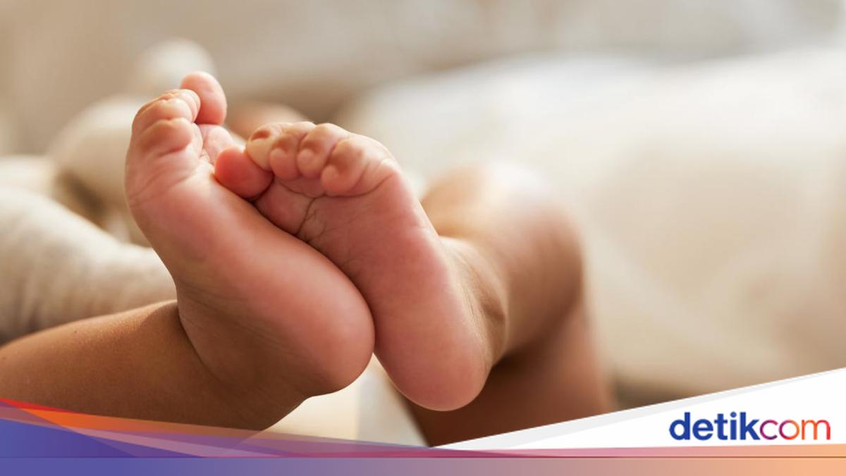Splattered crackers hanging from a portal post in Bekasi contain the body of a baby girl