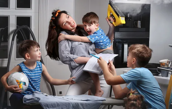 6 دروس مهمة يمكنكِ تعلمها من تربية أطفال مع أم أخرى