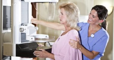 لسيدات.. تحذير من تأجيل أول فحص للثدي لسبب مهم