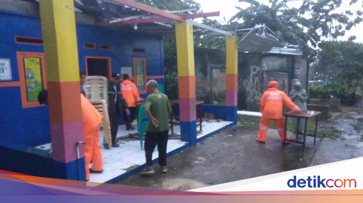 Fallen tree hits 3 houses and damages Posyandu in Bogor