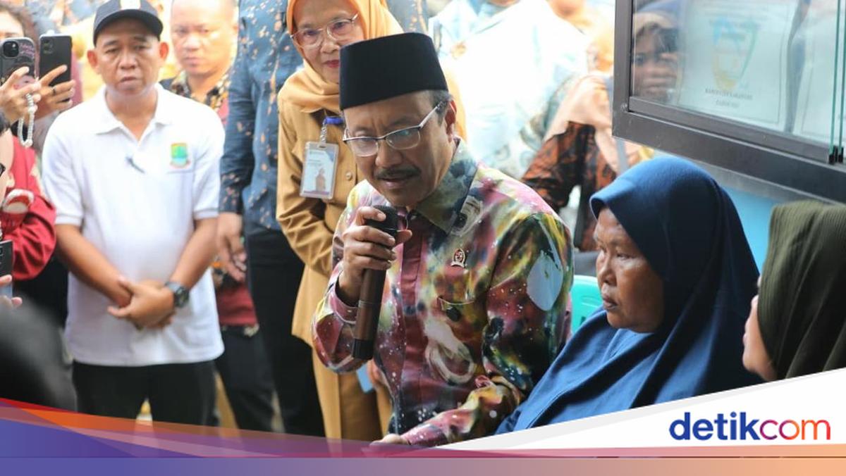 Gus Ipul visits Karawang Social Health Centre, assures that BLTS is right on target