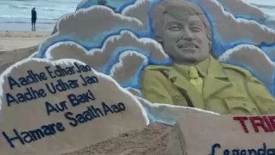 Odisha: Sudarshan Patnaik paid tribute to comedy emperor Asrani through sand art in Puri.