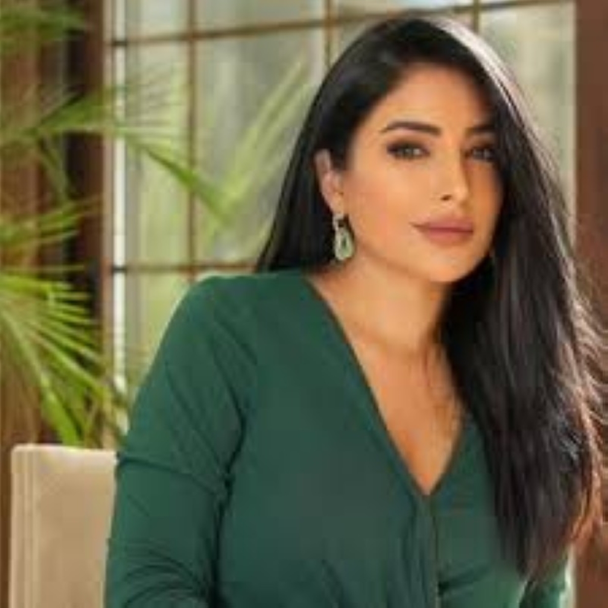 في أول تعليق بعد ضبط زوجها.. نجاح المساعيد: مداهمة الفجر أعادت 1.6 مليون درهم