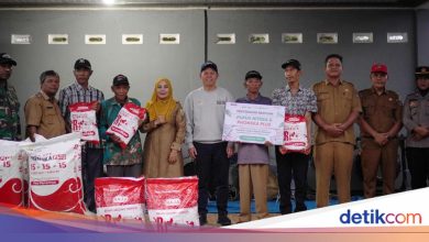 Chairman of DPD RI distributes agricultural machinery and fertilizers to North Bengkulu farmers