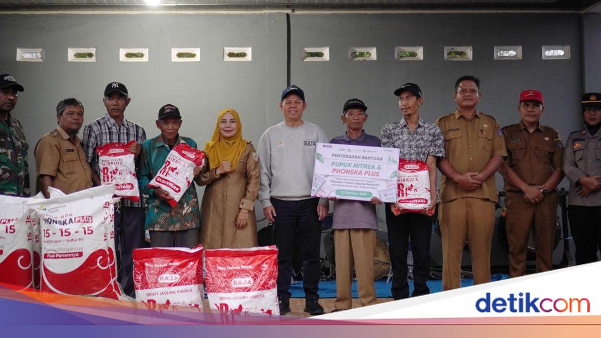 Chairman of DPD RI distributes agricultural machinery and fertilizers to North Bengkulu farmers