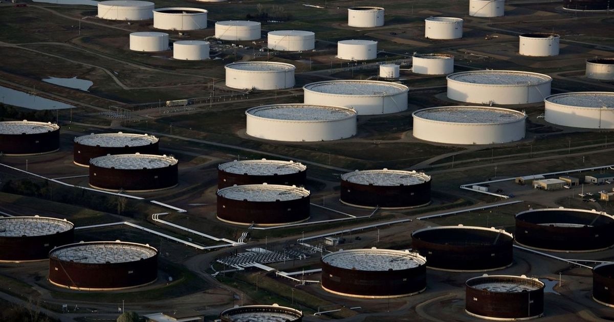 A slight rise in oil prices amid expectations of a decline in US inventories