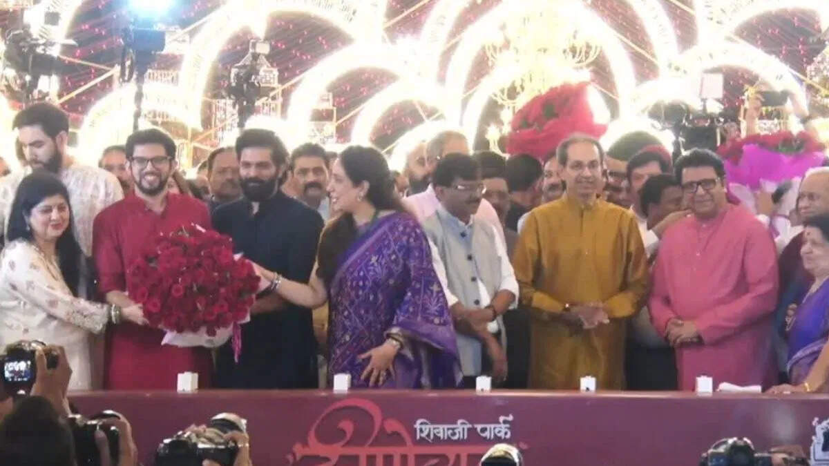 Uddhav and Raj Thackeray were seen together again, both the families were seen together on stage.
