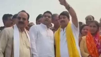 Minister Kapil Mishra and MP Manoj Tiwari inspected Yamuna Ghat in Sonia Vihar and participated in the cleaning campaign.