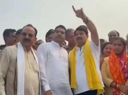 Minister Kapil Mishra and MP Manoj Tiwari inspected Yamuna Ghat in Sonia Vihar and participated in the cleaning campaign.