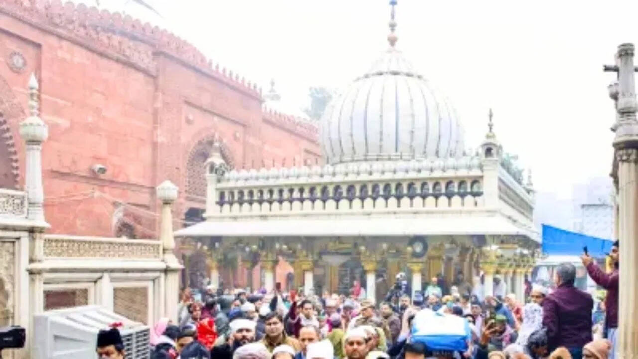 Ruckus over Jashn-e-Charaga at Nizamuddin Dargah! RSS’s Muslim Wing Committee face to face