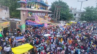 Govardhan Puja: Abhishek with stream of milk, part of Annakoot; Flood of faith gathered in Giriraj Maharaj temple – govardhan puja food dedicated to giriraj maharaj and milk also offered to giriraj ji maharaj