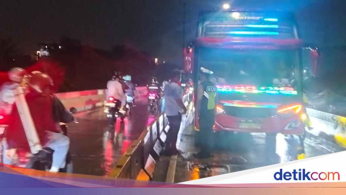 Bus disruption at Pesing flyway, West Jakarta tonight, traffic jammed