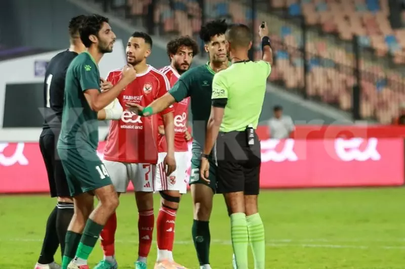 في 7 دقائق.. طردان يشعلان مباراة الأهلي والاتحاد السكندري