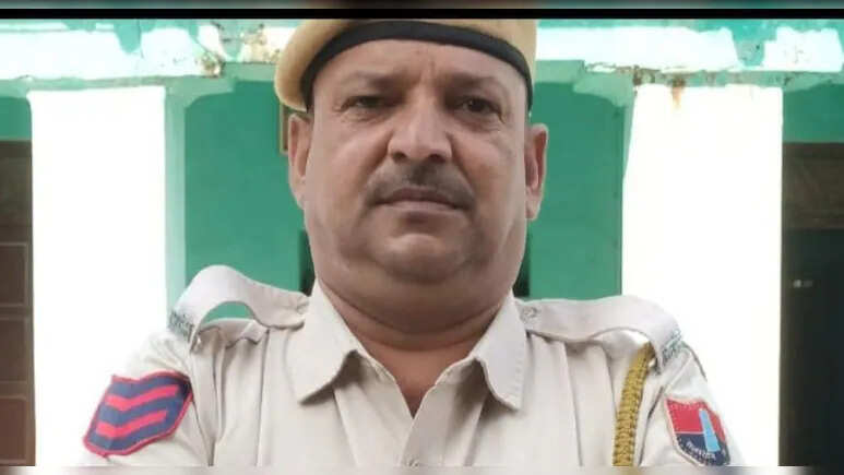Once suspended from the police station over the death of a jeweller, the head constable suffered a heart attack and died; commotion from family members