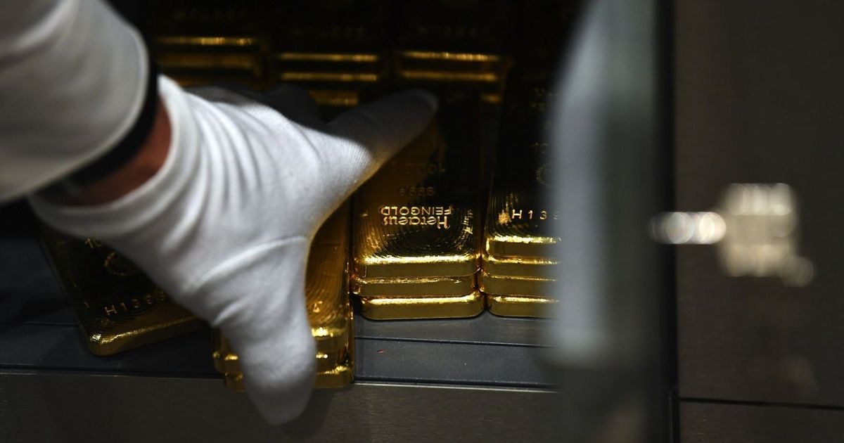 Gold falls for the third day, approaching $4,000 an ounce