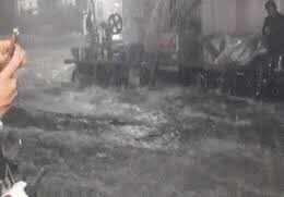 3 hours of rain in Rajsamand, roads turned into rivers, Scooty bike washed away in strong flow of water