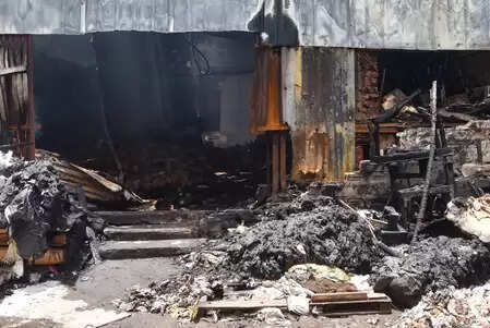 Kolkata: Huge fire breaks out in printing press, efforts to control the fire continue