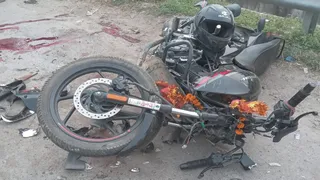 Cyclist rams into trailer parked on highway in Varanasi, two youths killed – varanasi road accident two killed when bike hits trailer on highway