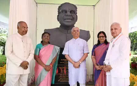 President Draupadi Murmu unveils the statue of former President KR Narayanan at Kerala Raj Bhavan