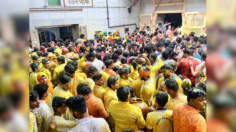 Nand Mahotsav was celebrated in the Shrinathji Temple of Nathdwara, a crowd of lakhs of devotees around the premises.