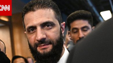نشطاء يتداولون مقطع فيديو من زاوية أخرى يكشف كيف كان الشرع يجلس في مسجد لصلاة الفجر، دون أن…