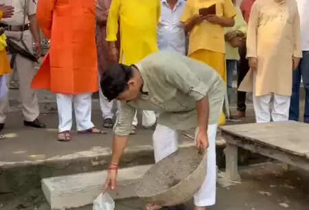 Manoj Tiwari inspected Wazirabad Chhath Ghat, participated in Shramdaan for cleanliness