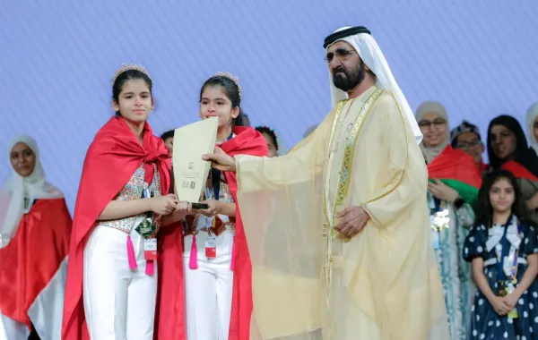 الشيخ محمد بن راشد يتوج التوأم بيسان وبيلسان من تونس بجائزة تحدي القراءة العربي 2025