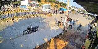 Uncontrollable trailer broke the divider and entered the store, people ran for their lives, watch video