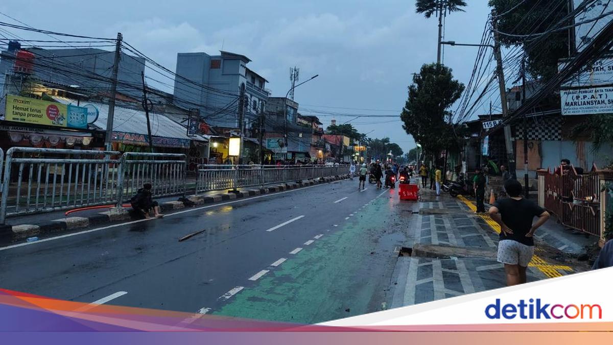 A fight broke out in Manggarai this afternoon, with residents attacking each other with fireworks
