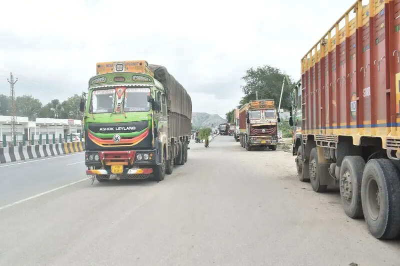 Rajnagar-Rajsamand highway becomes ‘death zone’, illegal parking of trucks becomes death trap