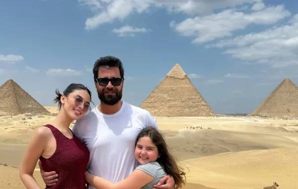 معتصم النهار بصورة عائلية دافئة جمعته بزوجته لين برنجكجي وابنتهما ساندرا