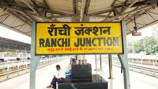 Crowd of more than 60 thousand passengers at Ranchi railway station, operation of 20 trains and monitoring from war room – Ranchi railway station passenger rush exceeds 60000