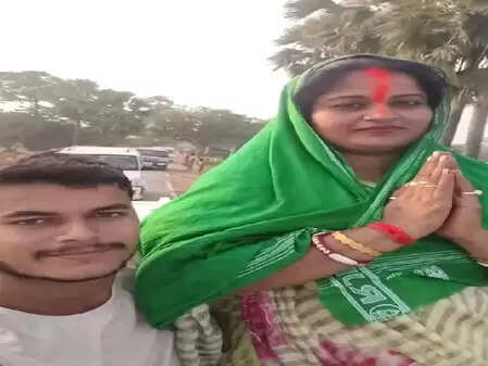 Chanda Yadav doing public relations in Scorpio, appeals to the public for her husband Khesari Lal