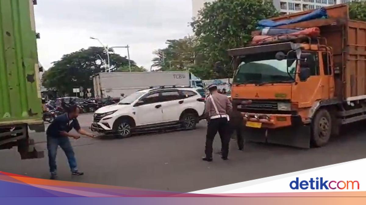 Truck breaks at red light in Kelapa Gading area, traffic is blocked