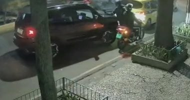 برازيلية تحاصر لصين بسيارتها عقب محاولتهما سرقتها.. فيديو وصور