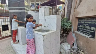 There are no parks in 13 out of 20 wards of Patna Sahib, children’s smiles captured on mobile! – lack of parks in patna sahib children smile stuck in mobile phones