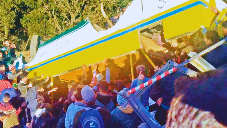 Sirmaur Bus Accident:लोगों ने हाथों से उठाई बस, घायल निकाले, पीठ पर सड़क तक पहुंचाए; गहरे जख्म दे गया हादसा - Sirmaur Bus Accident People Picked Up The Bus With Their Hands Took Out Injured Took It To Road On Their Backs