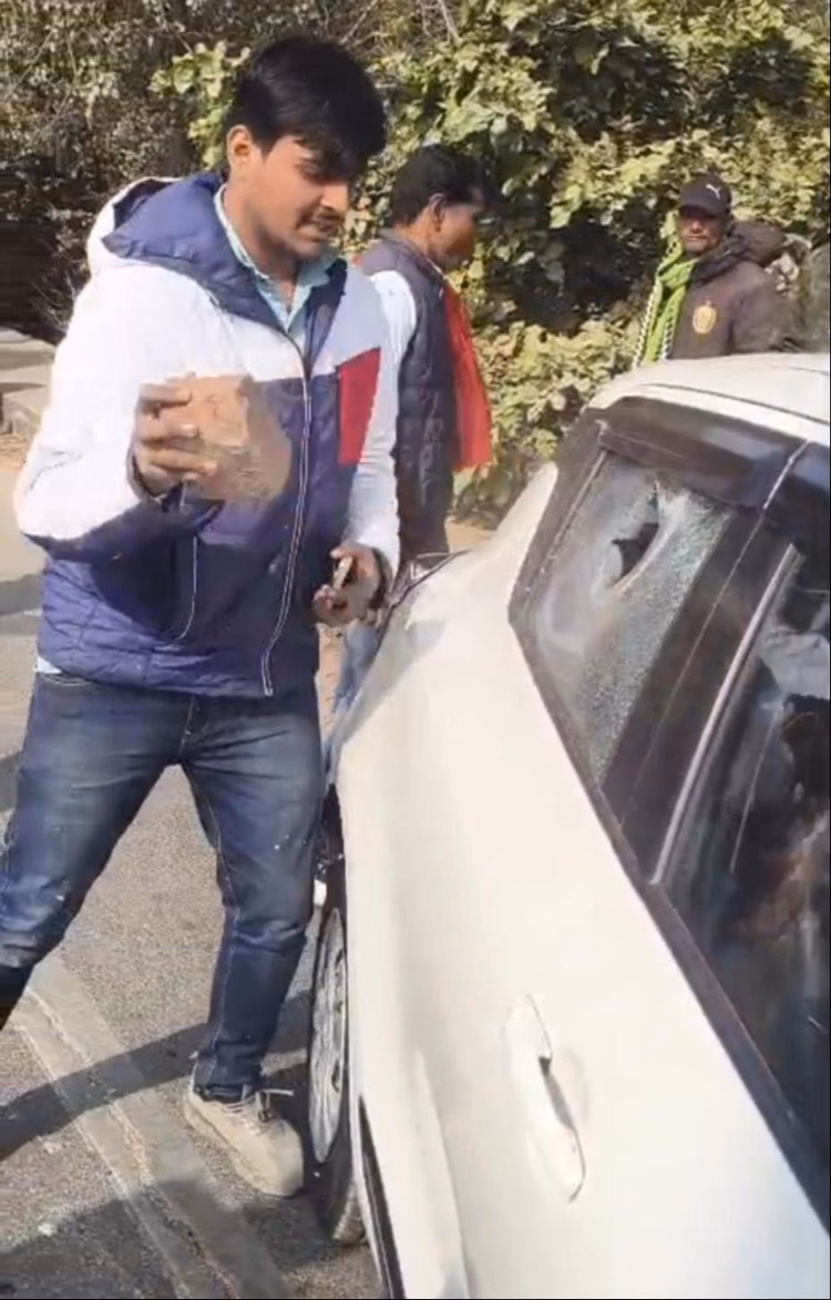 A Young Man Driving A Car With The Blower On Fainted - Lucknow News