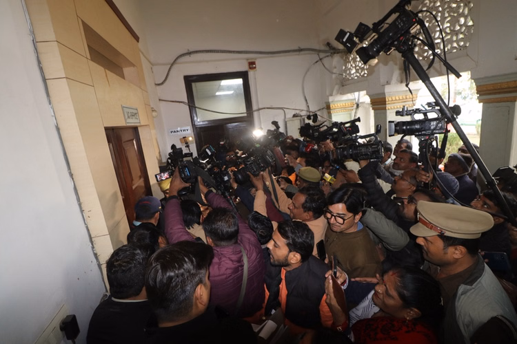 Kgmu: Why Was The Venue Of The Press Conference Changed? - Lucknow News