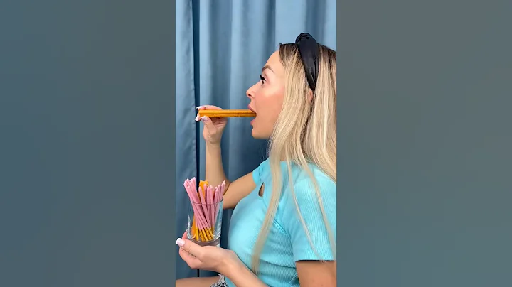 😋🥰🍡😃The kind boy untangled the clothes of the grandfather and grandson. Life Hacks#shorts#cute