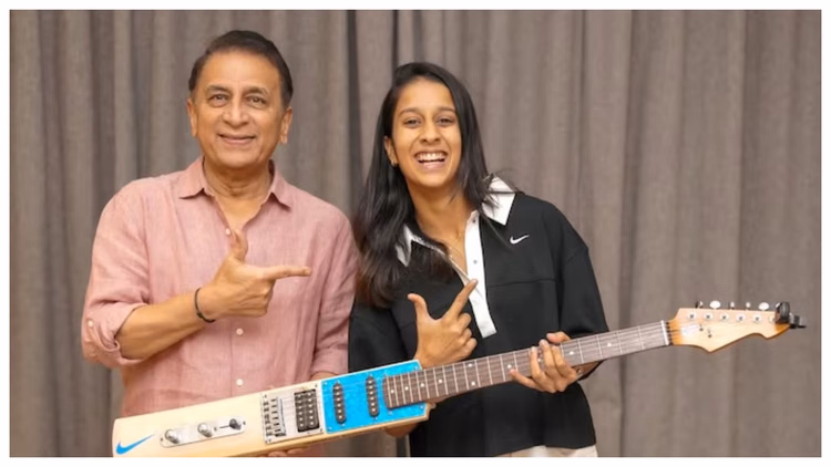 Sunil Gavaskar:गावस्कर ने जेमिमा रॉड्रिग्स को दिया गिटार के आकार वाला बल्ला, खुशी से झूम उठीं महिला बल्लेबाज - Sunil Gavaskar Surprised Jemimah Rodrigues With A Customised Bat-shaped Guitar In Mumbai During Wpl